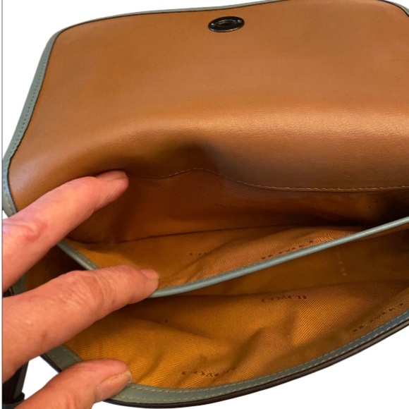 Coach 57325 Turnlock Crossbody in Glovetanned Leather - Cloud Blue - Picture 4 of 13